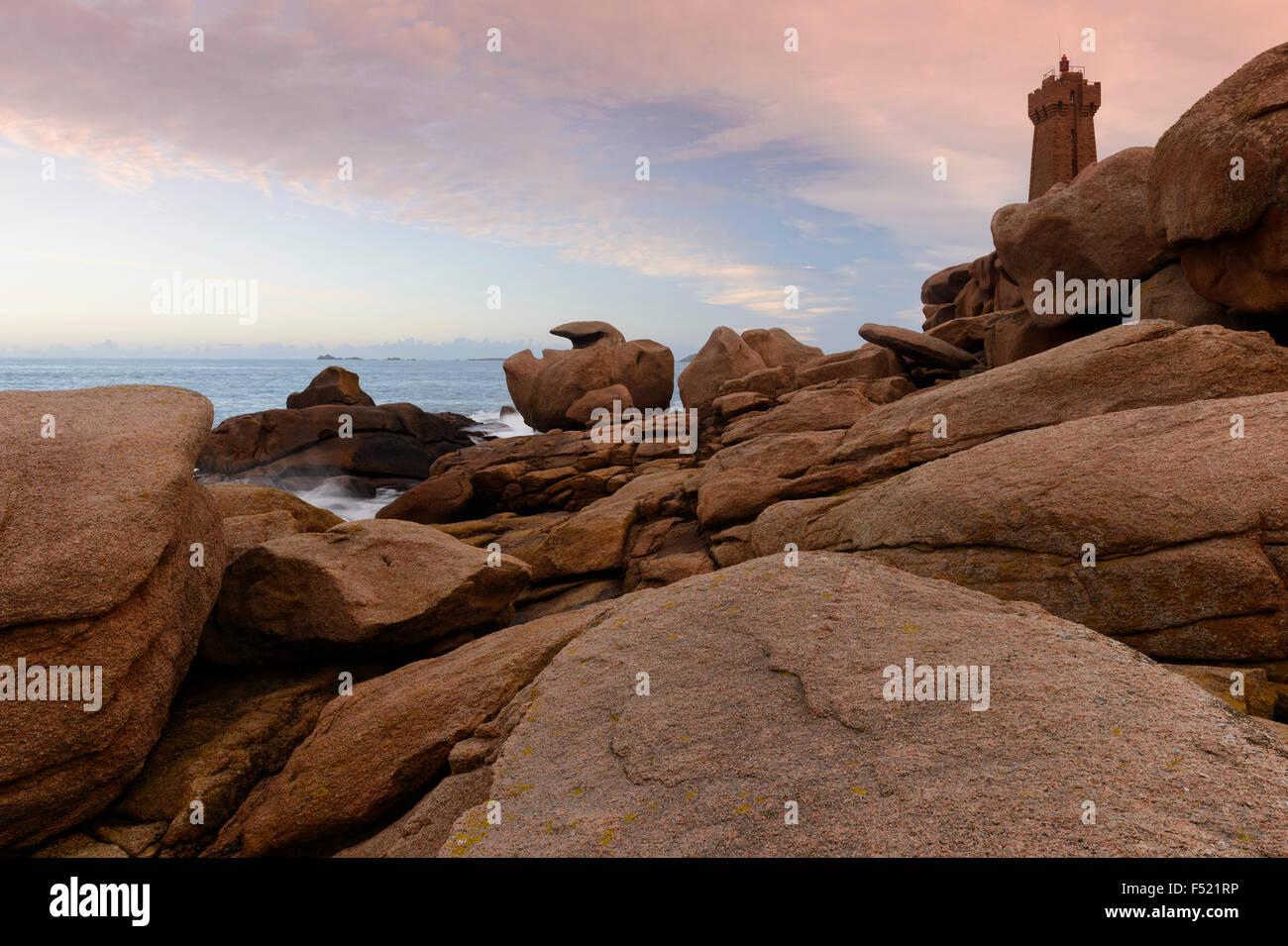 Frankreich, Bretagne, Cotes-d' Armor, Cote de Granit Rose, Ploumanac`h, Granitfelsen und Leuchtturm am Pointe de Squewel, Stock Photo